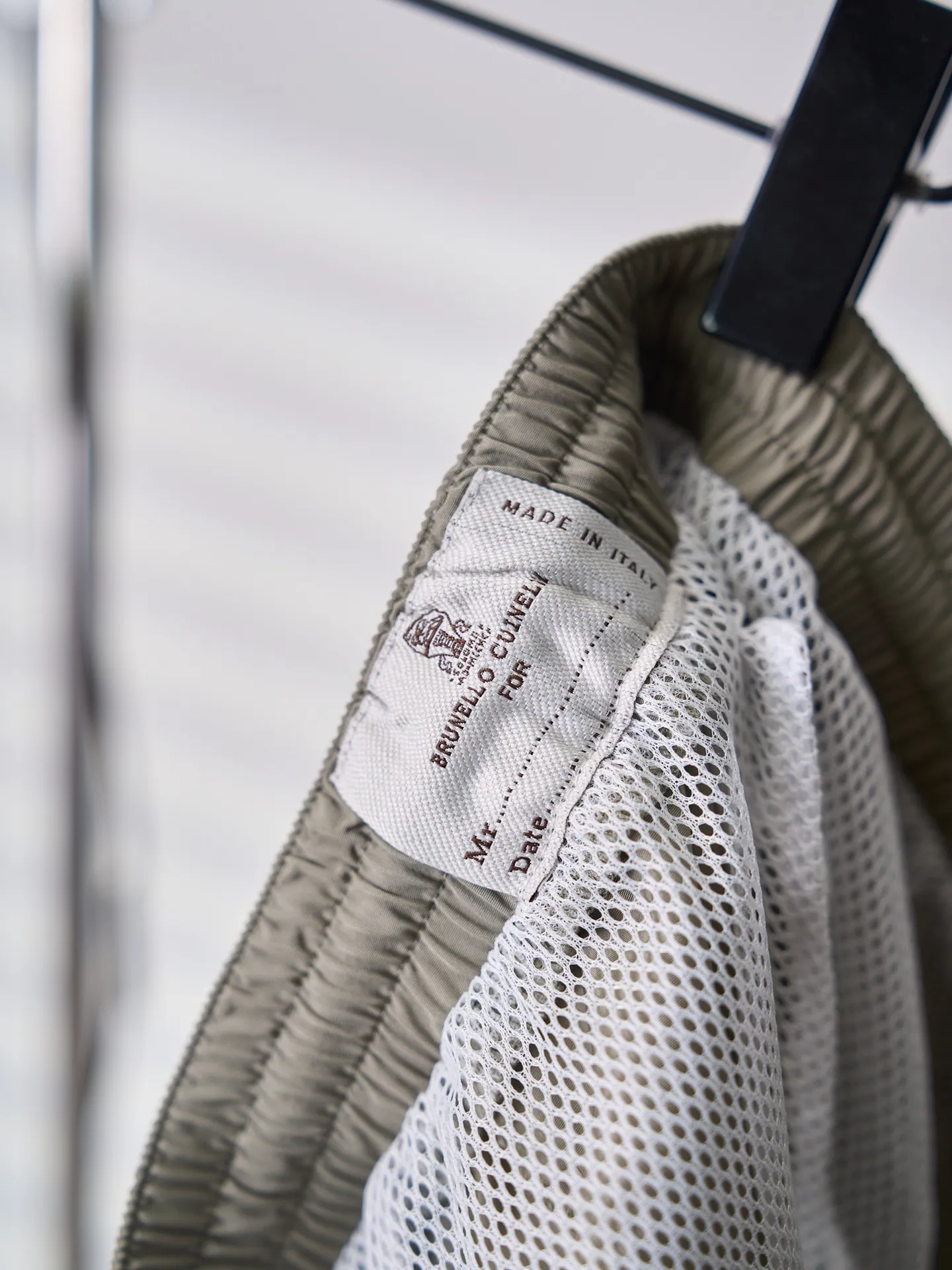 [Real auction] Brunello Cucinelli/BC ￼ Embroidered solid color beach shorts [In Stock] S M L XL Fabric selection: Made of 80D fine denier polyester plain weave, the fabric surface is smooth and wrinkle-free, with anti-wrinkle and anti-tear properties, and it will not be easily deformed after repeated washing. The fabric has undergone hydrophilic treatment and has a very low moisture regain rate. It can be quickly dried after getting wet, eliminating the sticky feeling. Mesh lining: Made of high-elastic nylon mesh, the honeycomb hollow structure greatly improves air circulation efficiency, which can not only avoid light leakage, but also quickly discharge moisture from the body surface, keeping the body feeling fresh and not stuffy when exercising or sweating. Embroidery process: For the badge embroidery on the trouser legs, high-tenacity polyester-cotton embroidery thread is used to decorate the fabric with the precision routing of Tajima multi-head embroidery machine with up to 20 needles. The line density is uniform, there are no jumps or burrs on the edge of the pattern, the pattern details are clear and three-dimensional, and the degree of restoration is full. There are no excess threads on the back of the embroidery, which will not irritate the skin or irritate the legs, taking into account both aesthetics and wearing experience. Details: Velcro opening and closing patch pocket on the back side, double-line seam reinforcement on the edge of the bag, tight Velcro bite, taking into account practicality and simple style. Sewing details: The side seams and legs of the trouser body adopt double-thread overlocking + back and forth stitching process. The seam allowance is wrapped inside, and the edges are smooth and burr-free. The trouser legs are processed with double-needle stitching. They are not easy to come off or curl after washing, and they will still stay crisp after long-term wear.